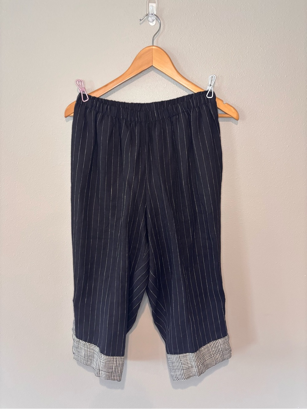 Pinstripe Cropped Elastic-Waist Pants - Black Linen Coco & Juan